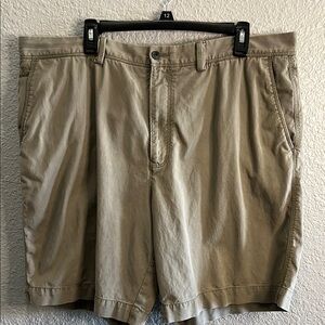 Tommy Bahama Olive Green flat front   Shorts size 40